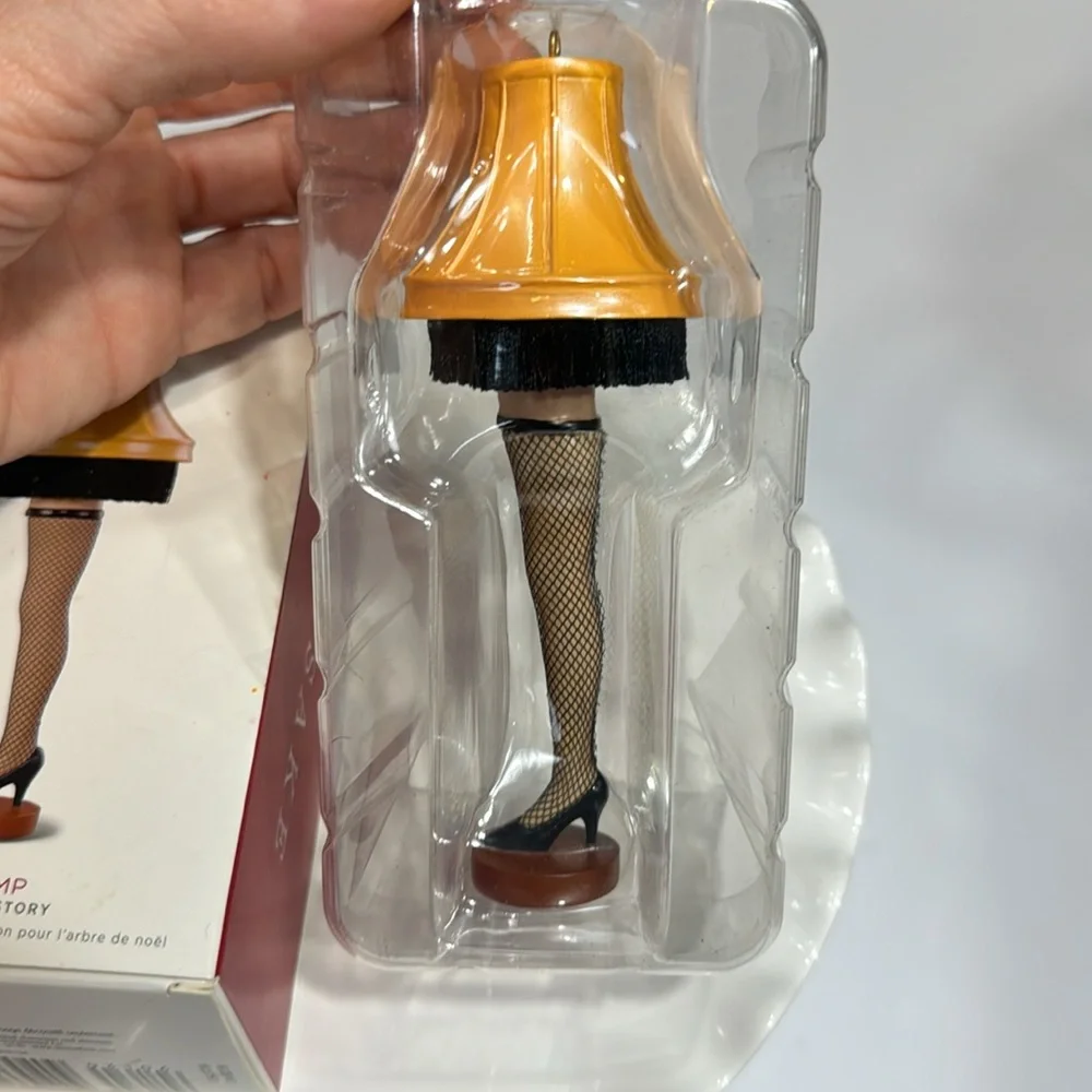 *NEW* HALLMARK A CHRISTMAS STORY LEG LAMP ORNAMENT - Picture 2 of 6